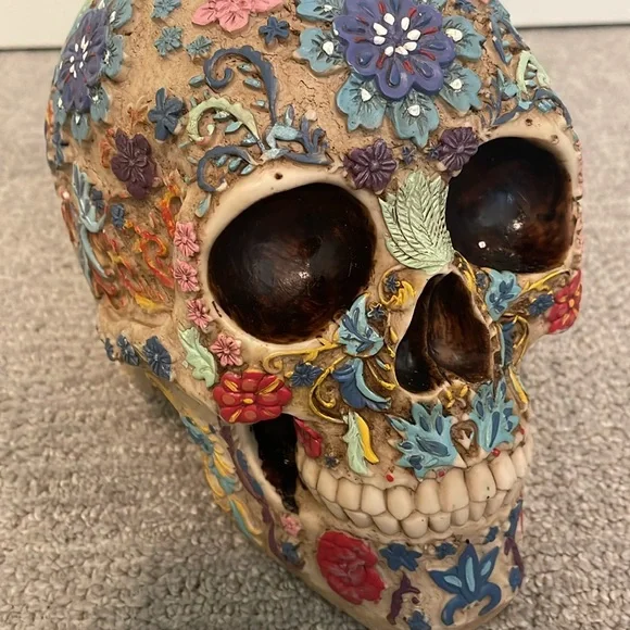 Skull calavera with flowers- 6.5” apprx height - Picture 5 of 6